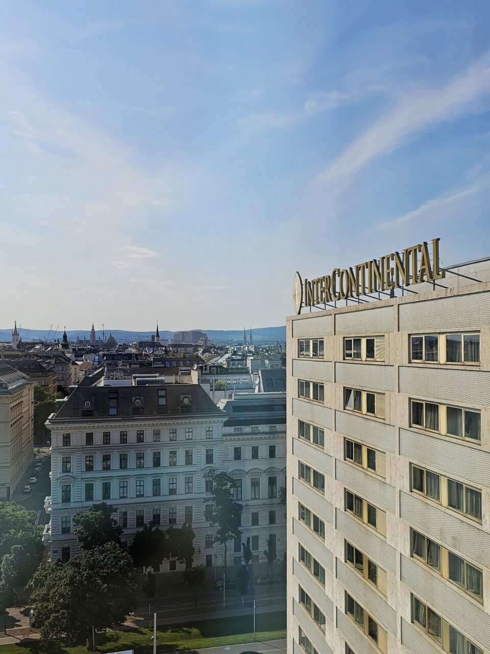 Bilde tatt ut av toppetasjen på hotell som viser utsikt over byen. Foto