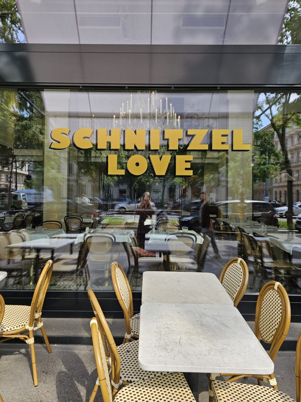 Restaurantvindu med teksten "Schnitzel Love". Foto