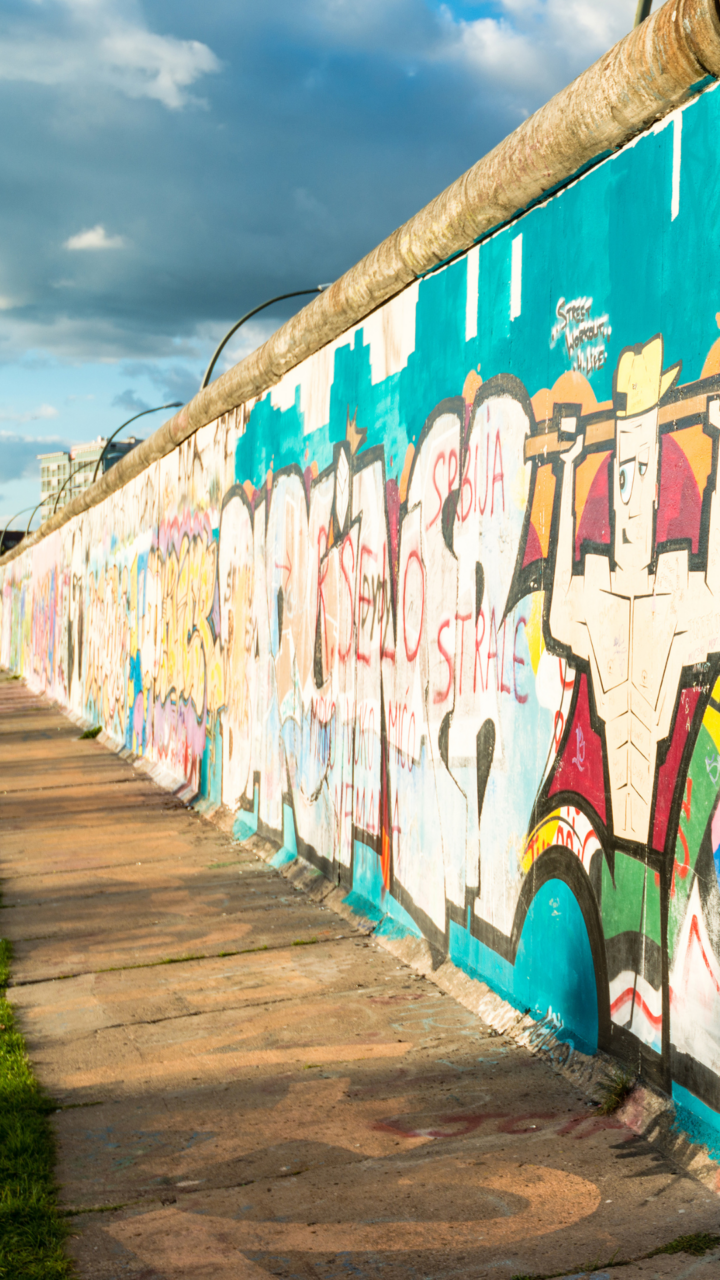 Rester av Berlinmuren med kunstverk malt på. Foto