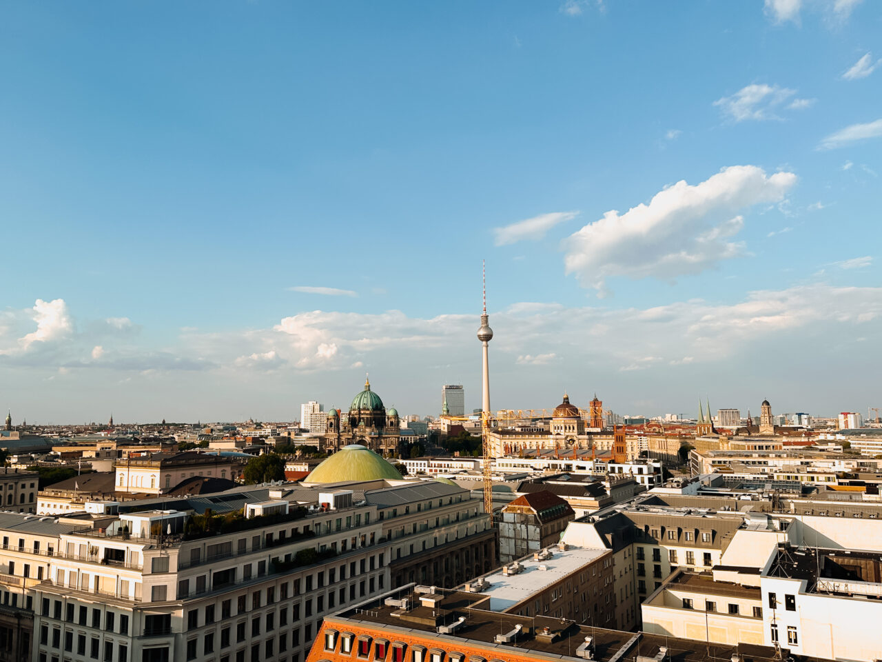 Utsiktsbilde over Berlin hvor du ser bygninger og TV-tårnet. Foto