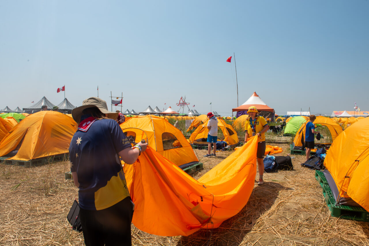 To speidere pakker ned et stort telt. Foto