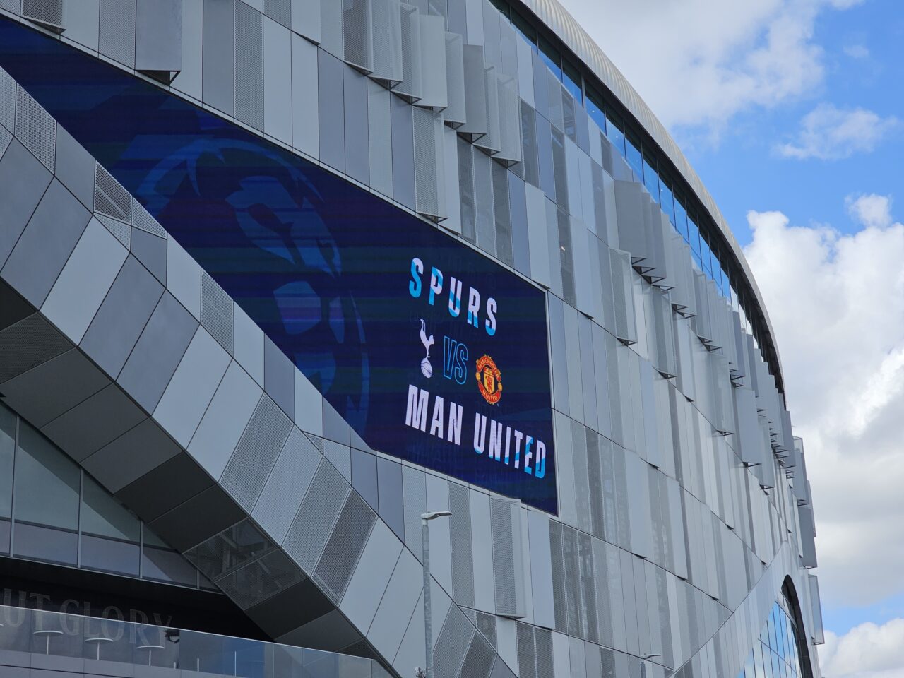 Fasade på fotballstadion med skjerm som viser hvilke lag som spiller kamp. Foto