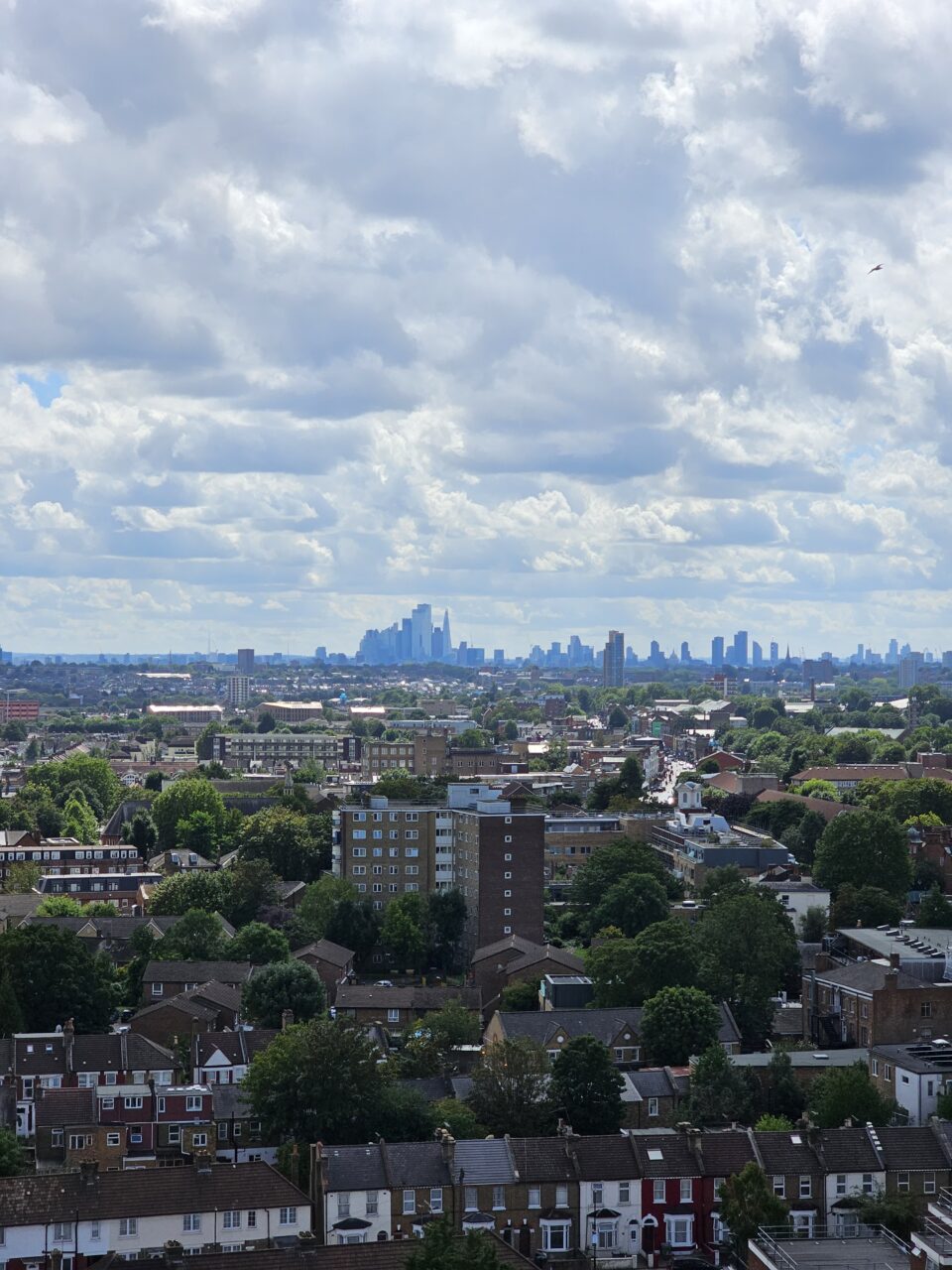 Utsikt over stor by med skyskrapere i horisonten. Foto