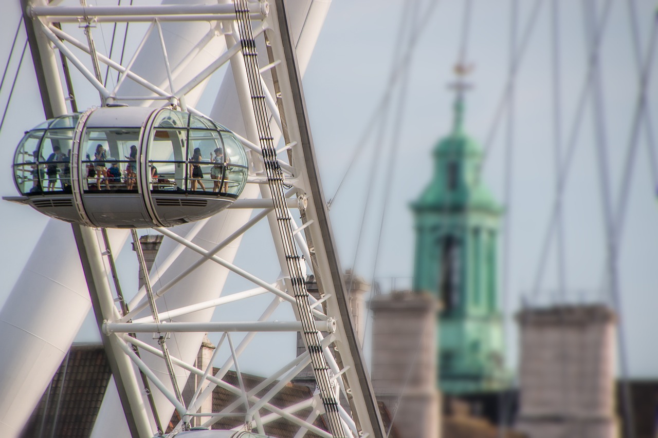 Glasskuppel på London Eye på vei opp. Foto