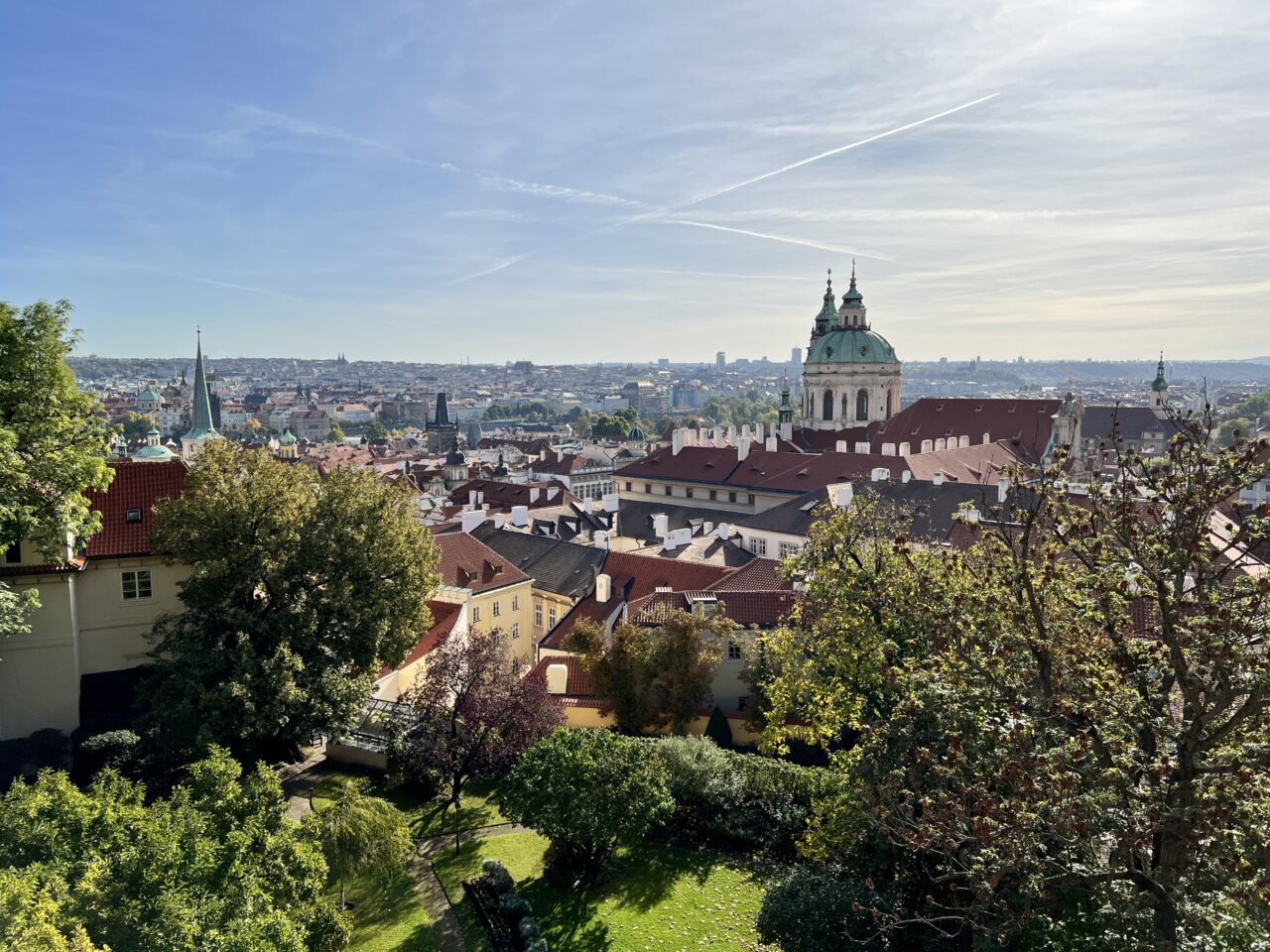 Utsiktbilde over by med en kirke i sentrum. Foto