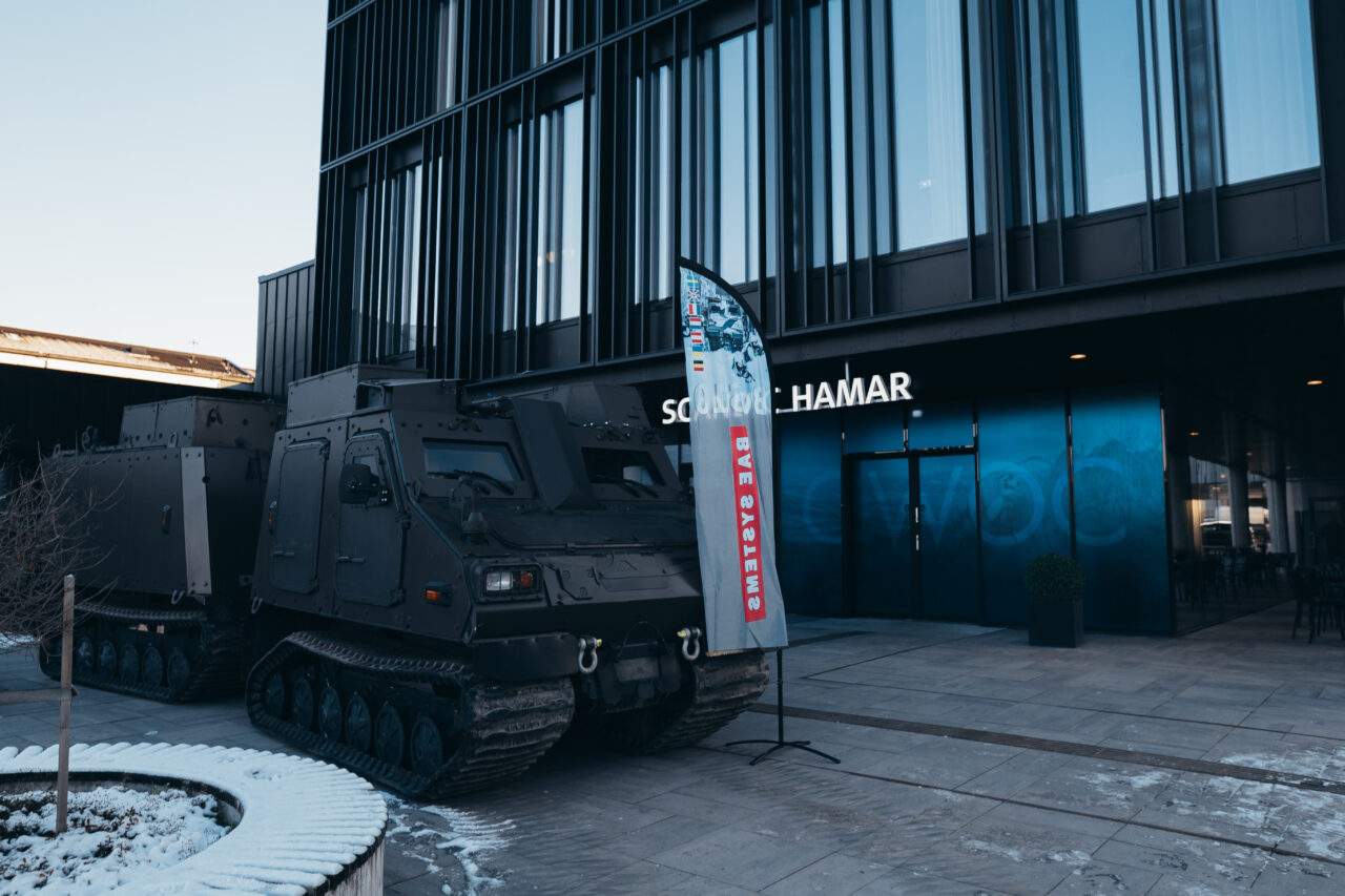 Militær beltevogn parkert utenfor hotellinngang. Foto