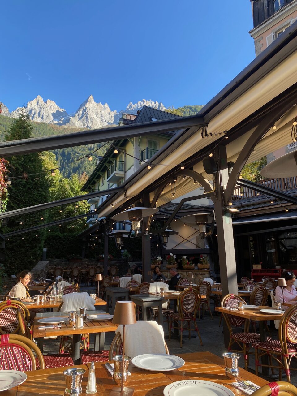 Restaurant med åpent tak og fantastisk utsikt mot fjellene. Foto
