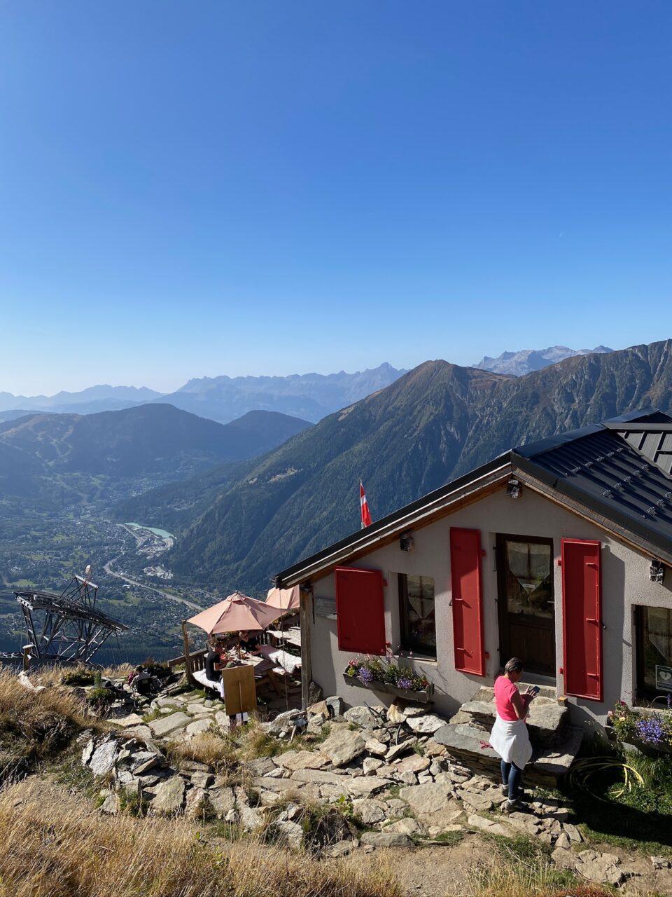 Hyggelig fjellstue med vakker utsikt over kupert landskap. Foto