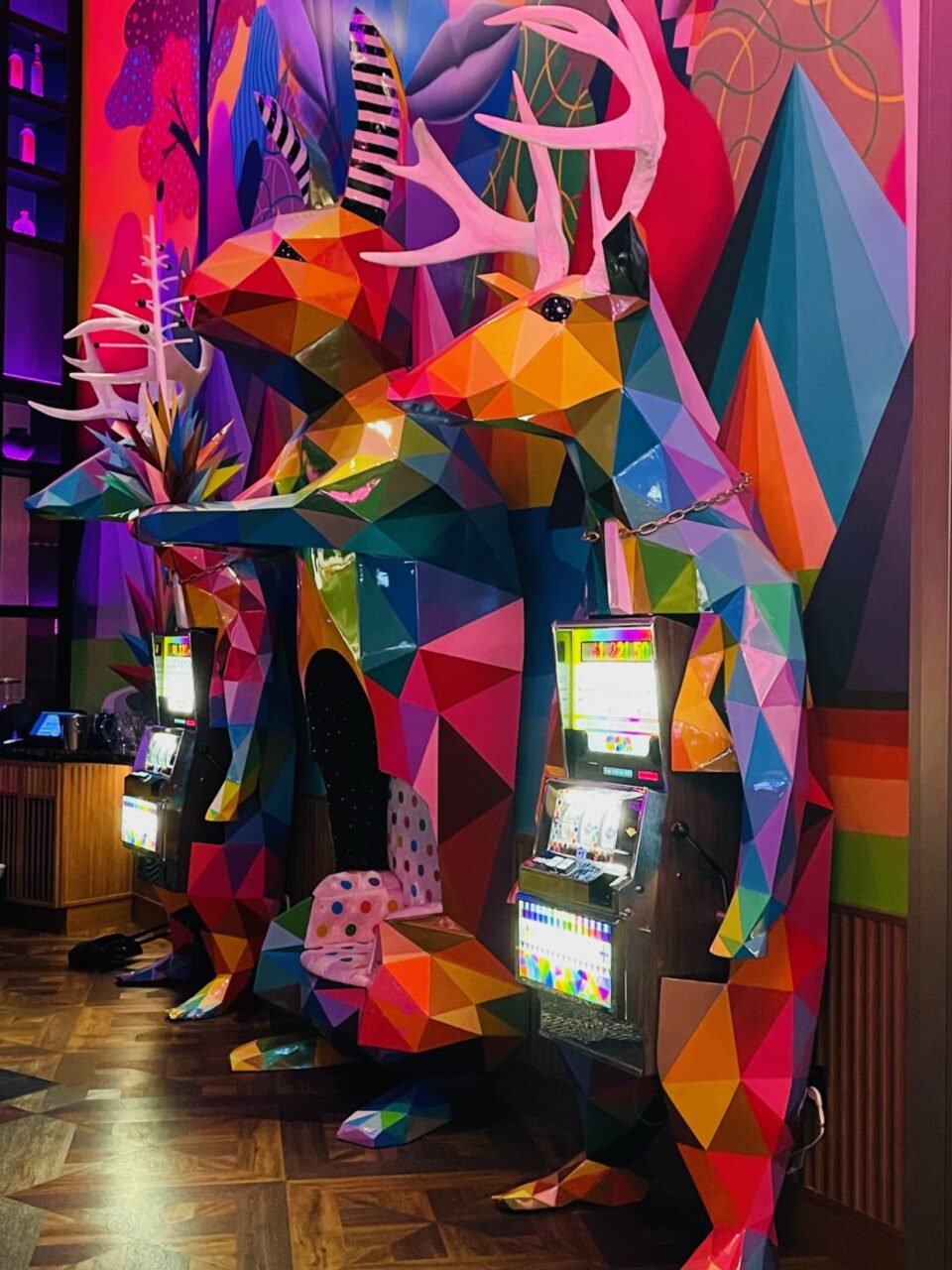 Fargerike spillmaskiner utformet som dyr. Foto