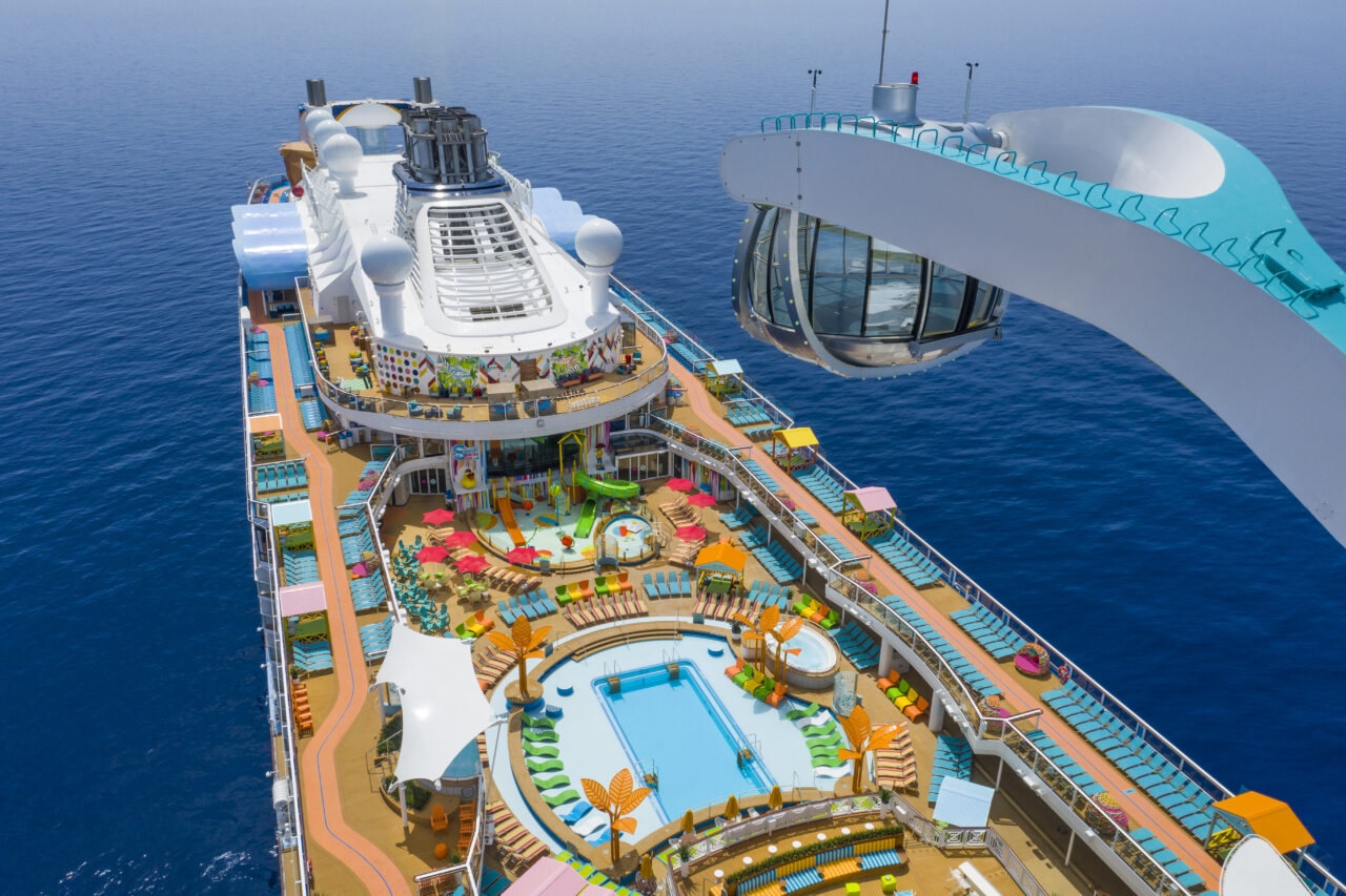 Soldekk på stort cruiseskip, blått hav og basseng dekk. Foto