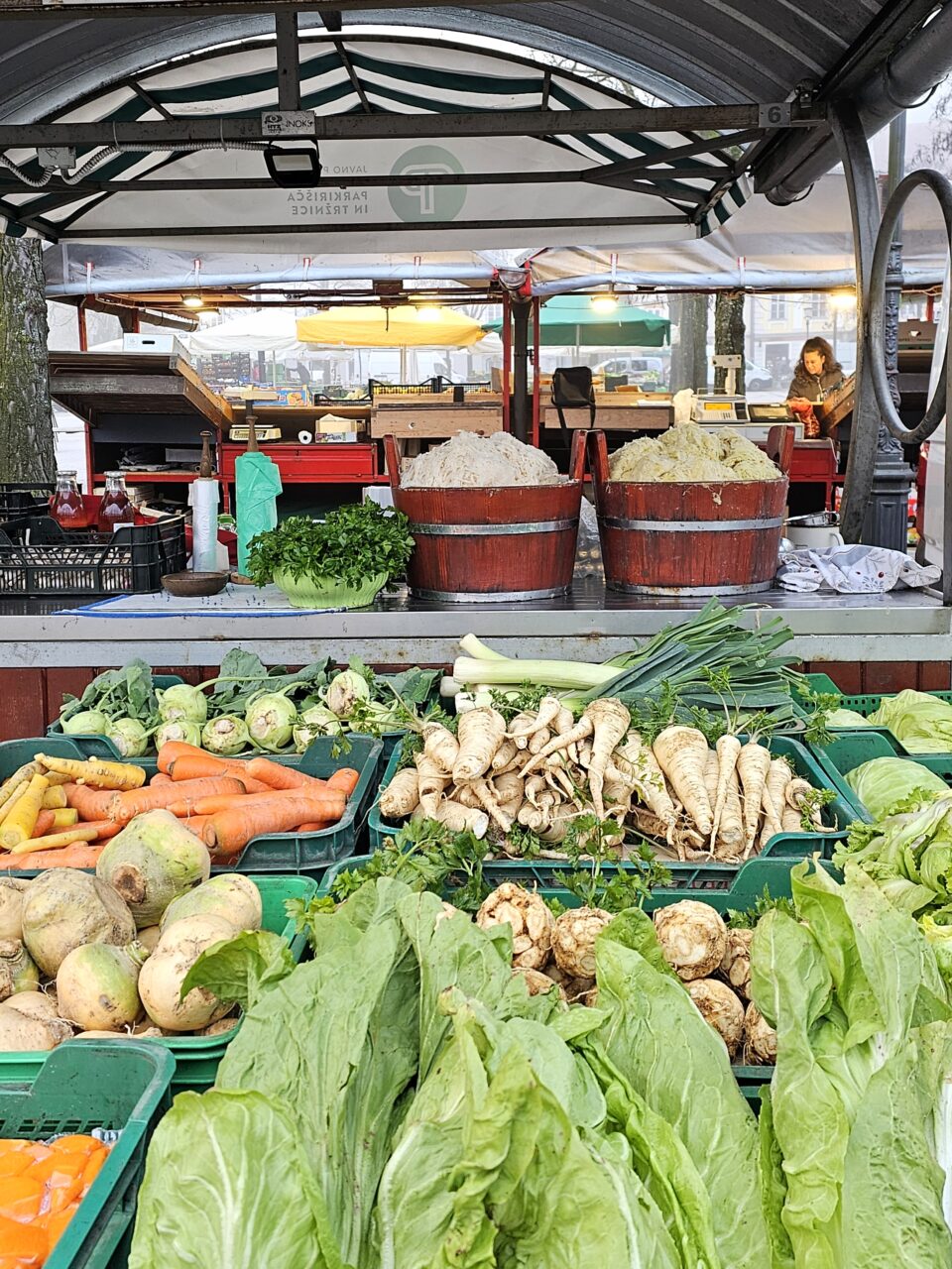 Grønnsaker på rekke og rad i salgsbod. Foto