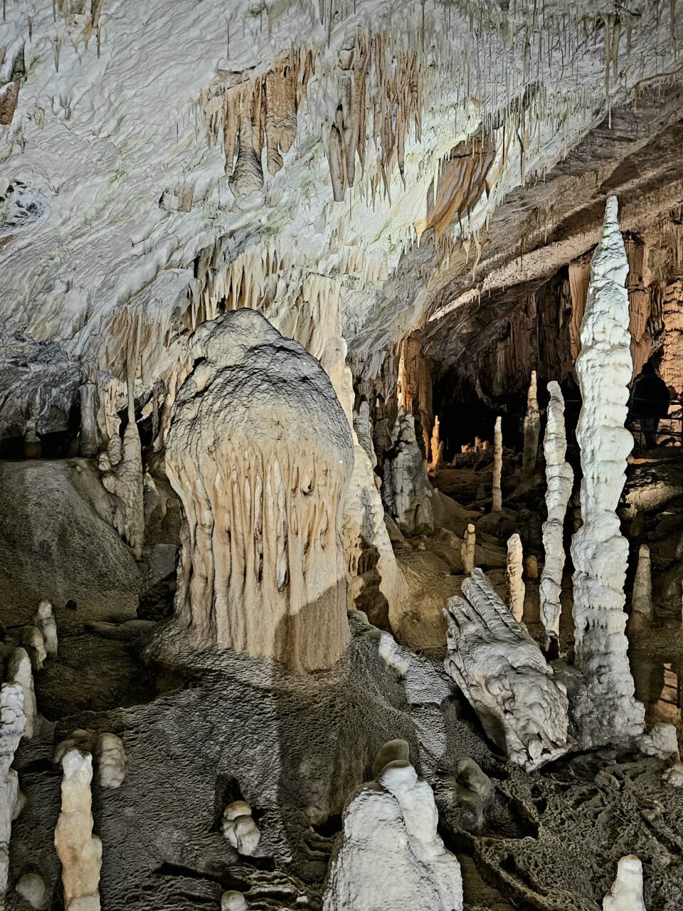 Hvite organiske overflater inne i grotte. Foto