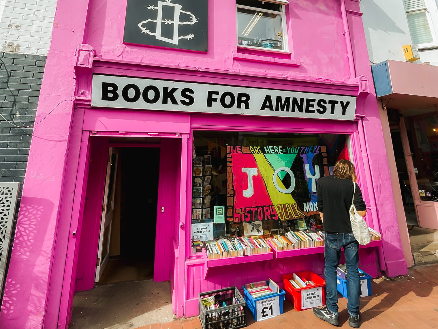 Rosa butikkfasade med logoen til Amnesty. Foto