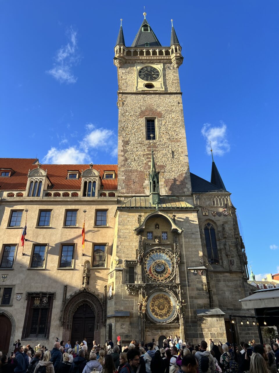 Stort tårn med en astronomisk klokke på midten. Foto