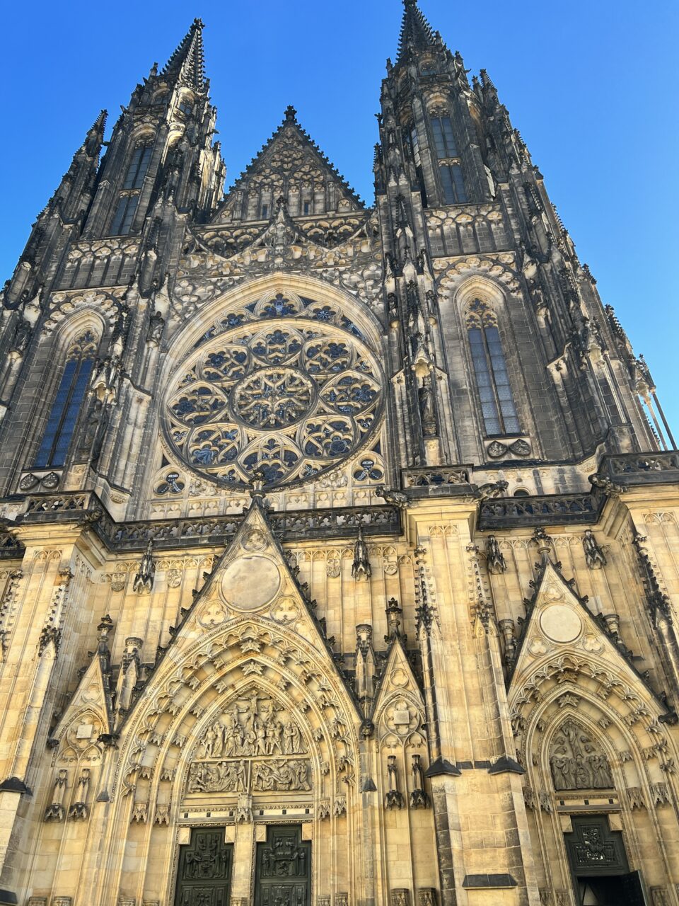Tett på katedral laget i stein. Foto