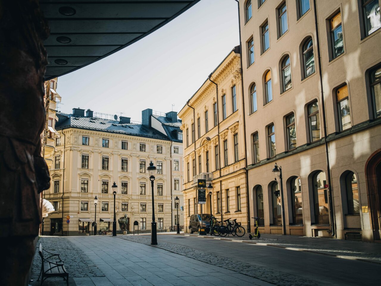 Pene bygg side om side i en gågate i Stockholm. Foto