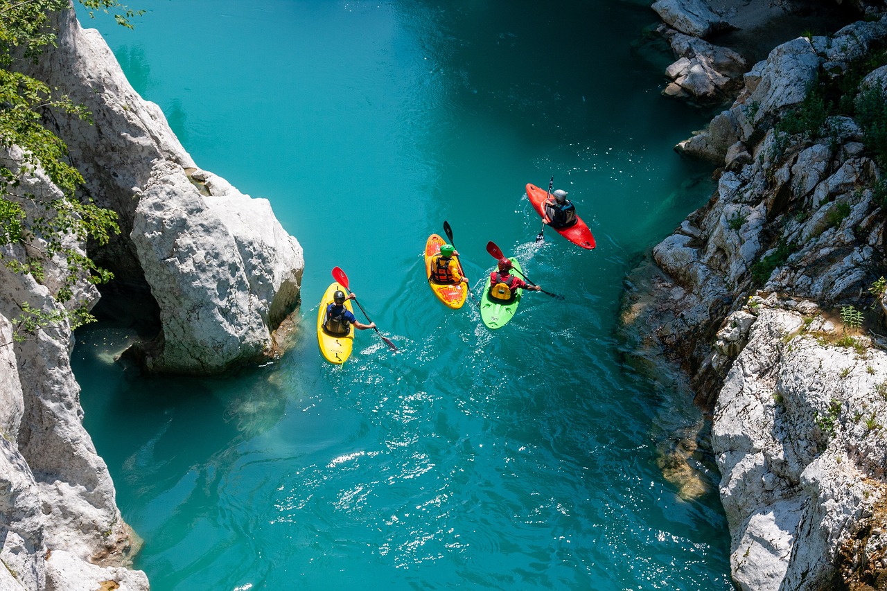 En gruppe mennesker padler på en elv. Foto