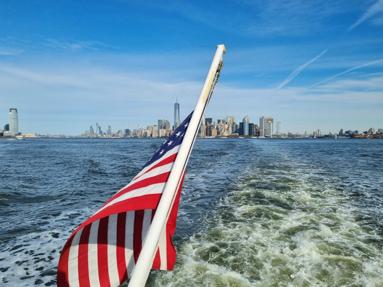 Det amerikanske flagget vaier i vinden ute på havet. Foto