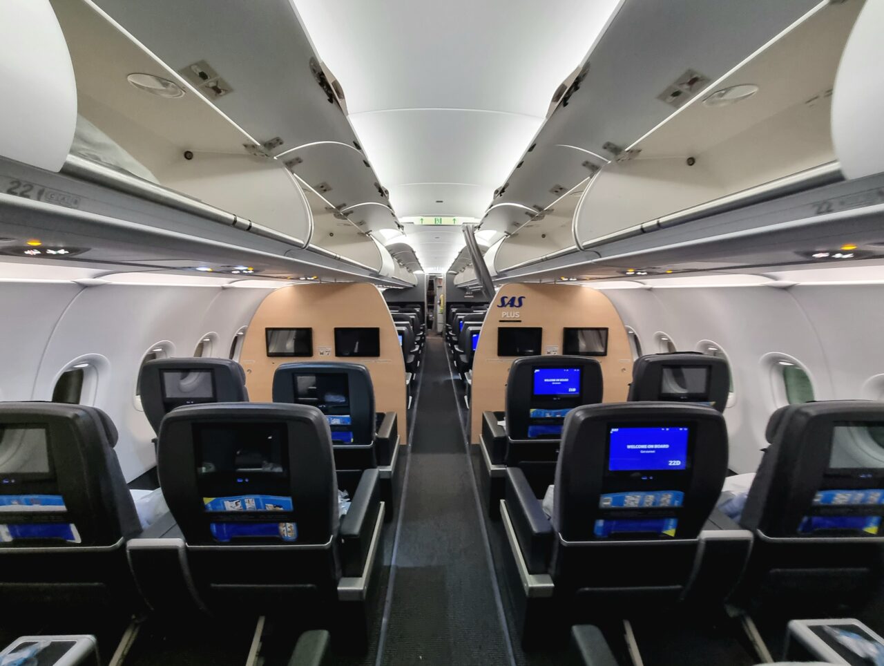 Flykabin med større seter, to-og-to ved siden av hverandre. Foto