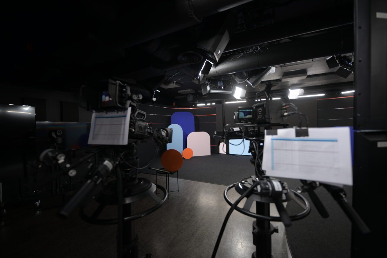 Studio med kameraer og rekvisita til digital sending. Foto