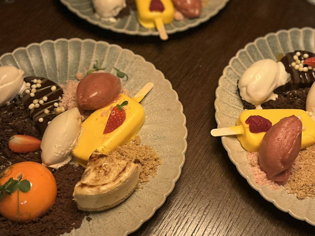 Tallerkener med ulike små-desserter. Foto 