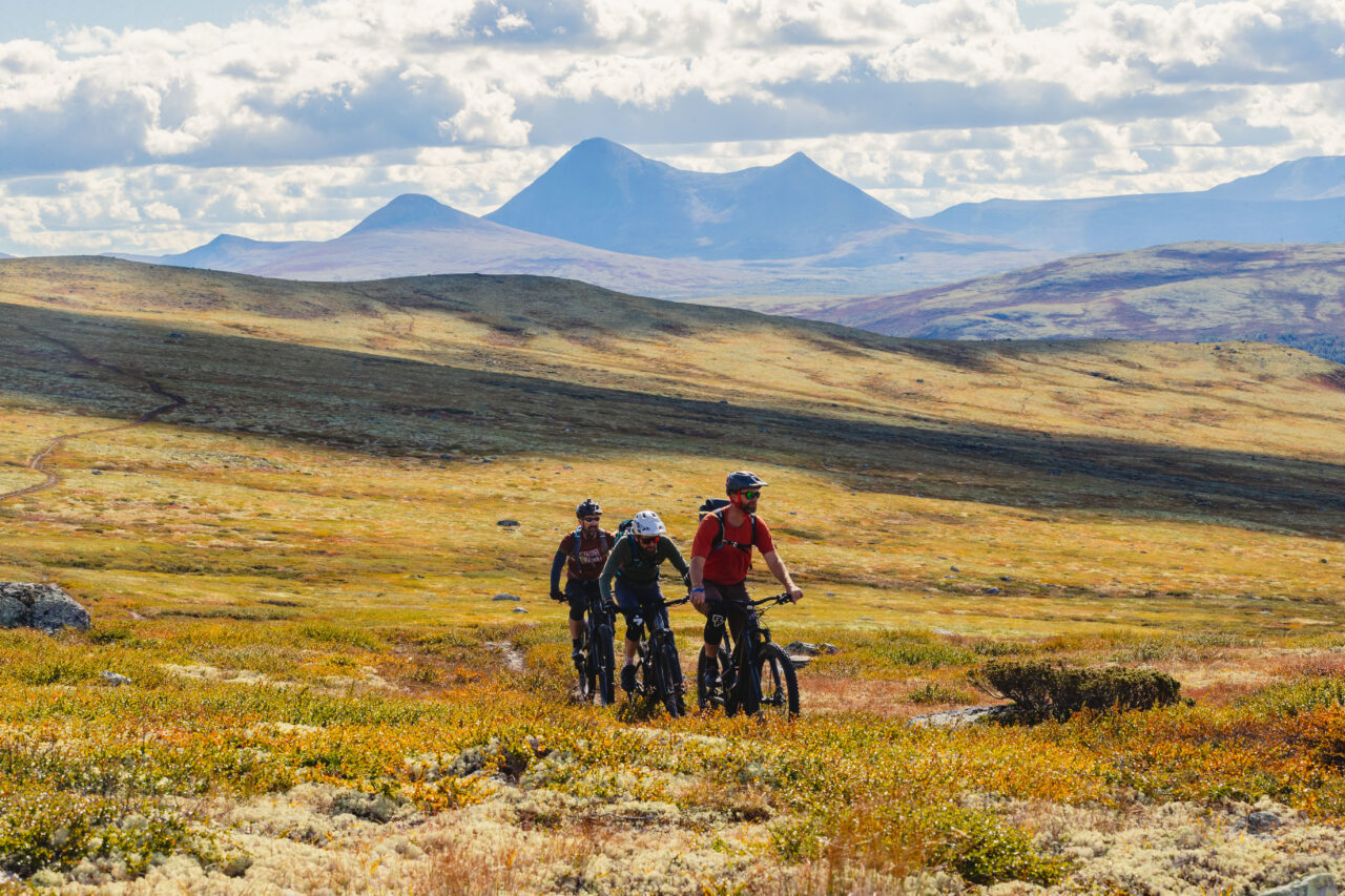 Syklister på sti i vakkert fjellterreng. Foto