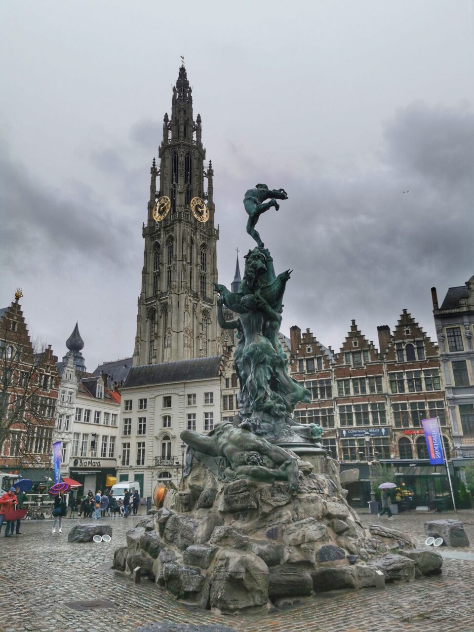 Statue med rådhuset i bakgrunnen på Grote Markt i Antwerpen, Belgia. Foto