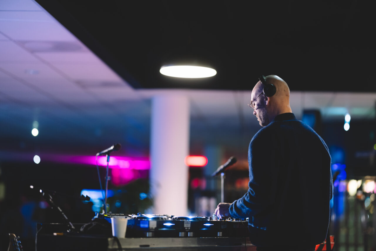 DJ står og spiller musikk på fest. Foto