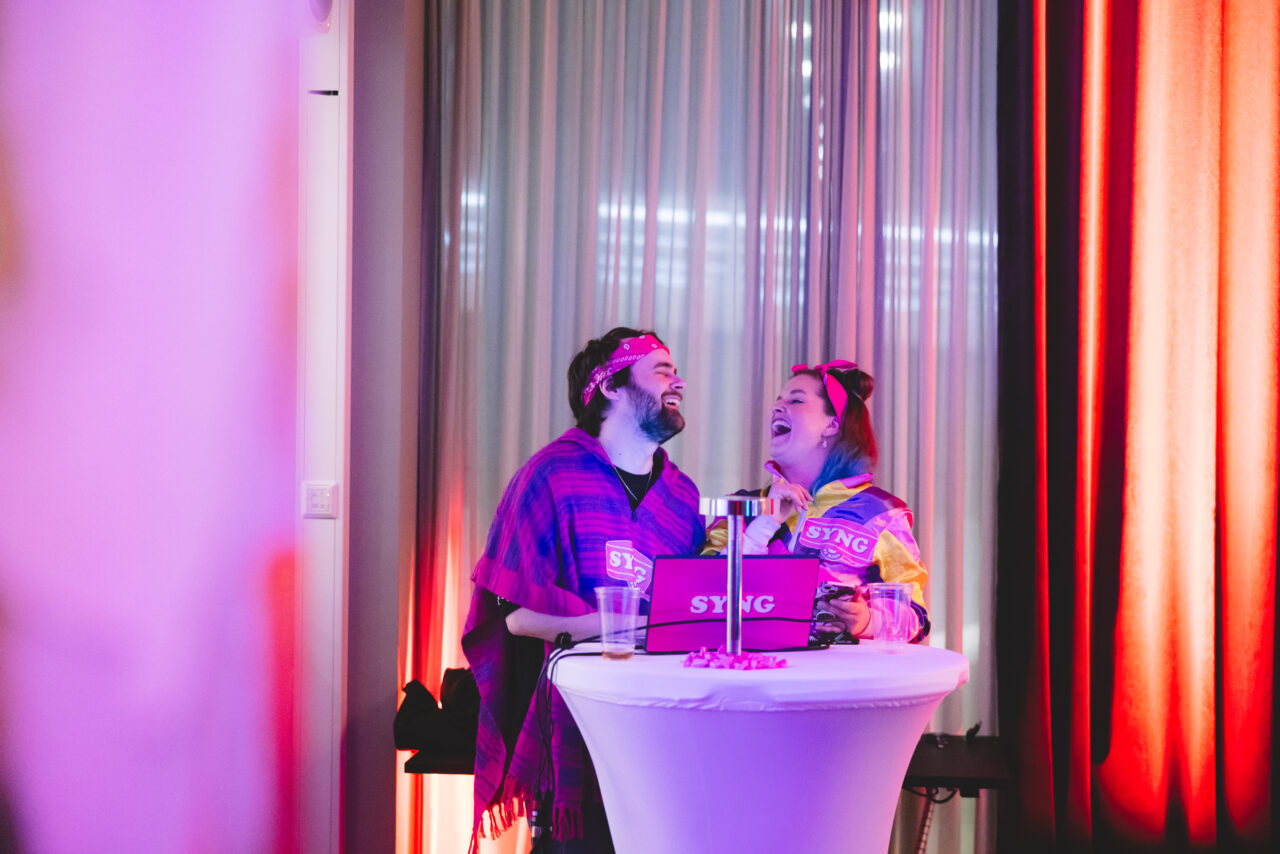 To mennesker synger karaoke. Foto