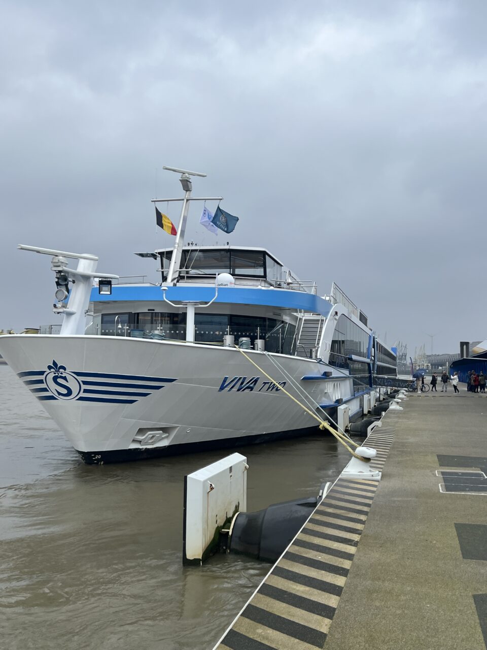 Elvecruisebåt MS Viva Two ligger til kai. Foto