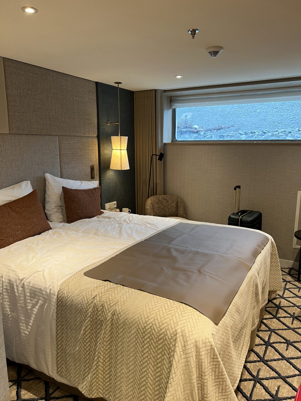 Lugar med seng og avlangt vindu bord elvecruiseskipet MS Viva Two. Foto