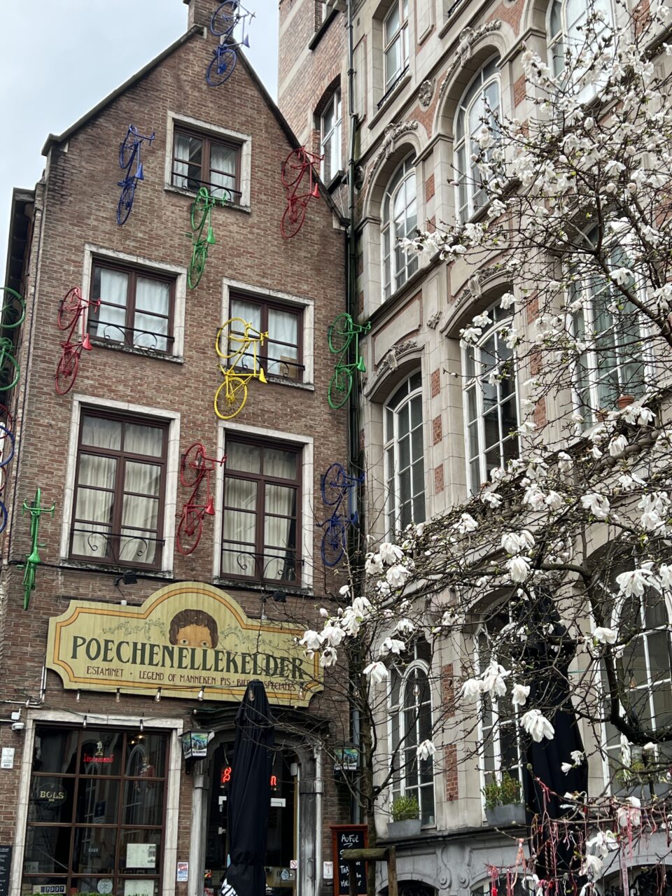 Høye bygninger med vinduer tatt nedenfra og opp i Brussel, Belgia. Foto