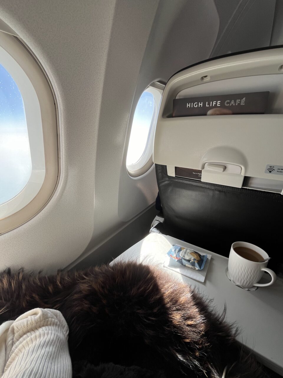 Kaffekopp om bord flyvning. Foto
