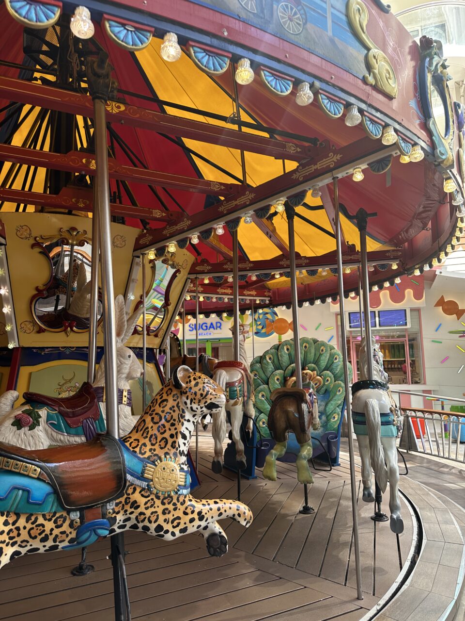 En gammeldags karusell med forskjellige dyr som snurrer rundt. Foto