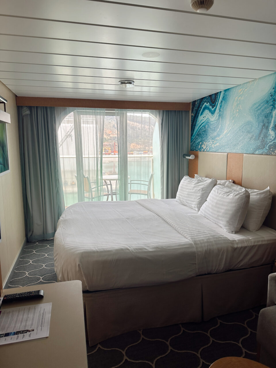 Lugar med dobbeltseng, balkong og havutsikt om bord Royal Caribbean Oasis Of The Seas. Foto