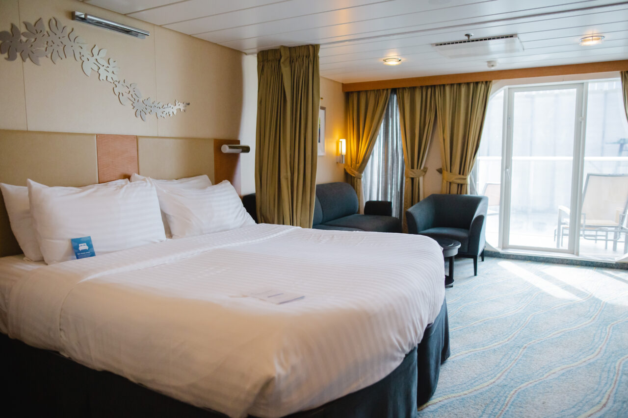 Junior Suite med dobbeltseng, balkong og havutsikt om bord Royal Caribbean Oasis Of The Seas. Foto