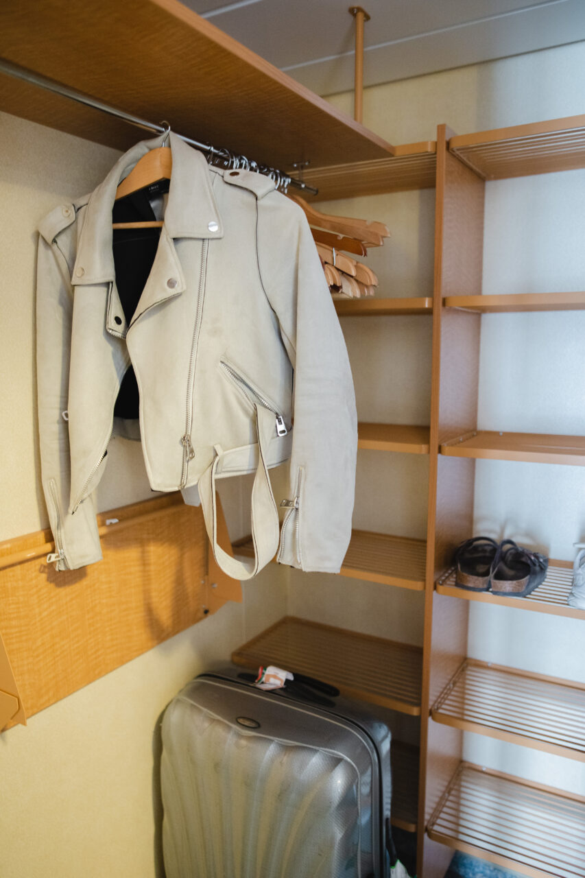 Walk-in closet med hyller og hengeplass til klær. Foto