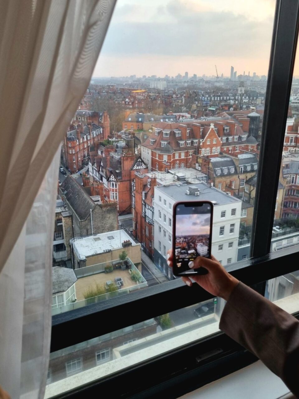 Utsikt over London fra hotellrom. Foto