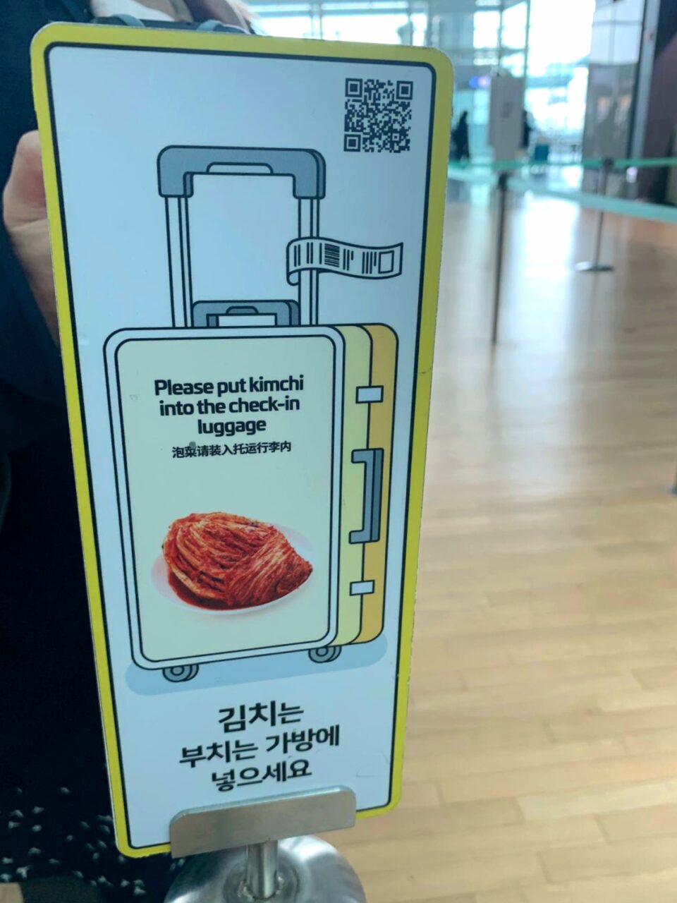 Skilt som ber deg legge Kimchi i innsjekket bagasje. Foto