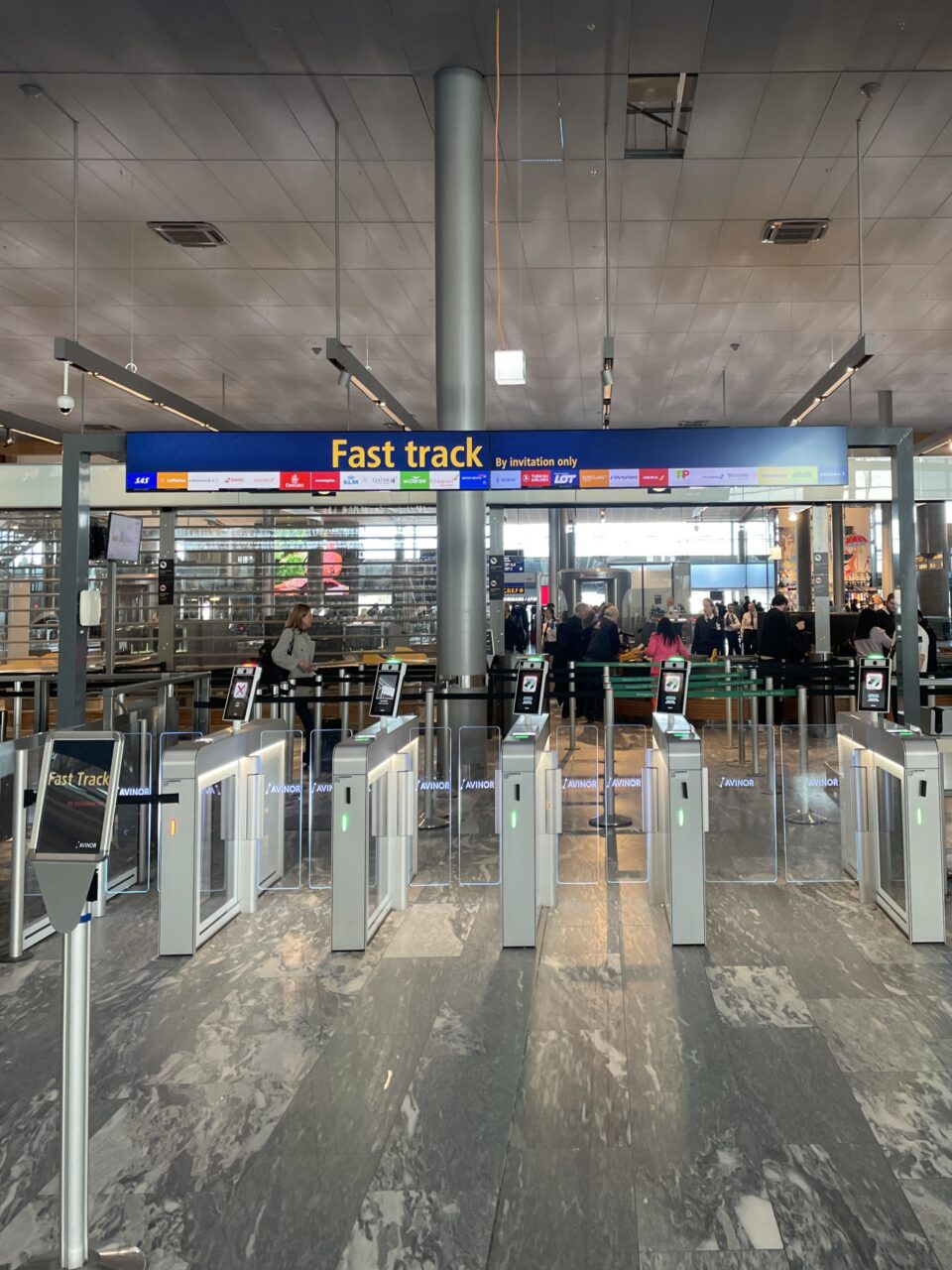 Sikkerhetskontroll med Fast Track på OSL Lufthavn. Foto
