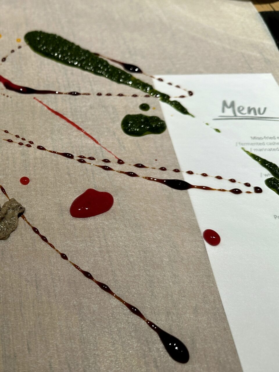 Meny presentert som kunst på restaurant. Foto