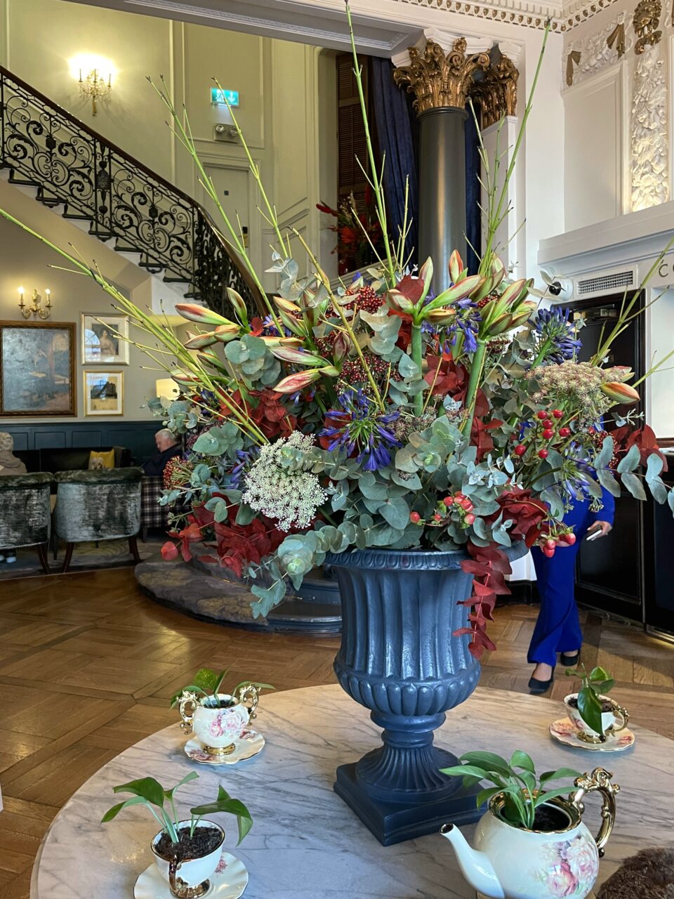 Lobby med stor blomsterdekorasjon. Foto
