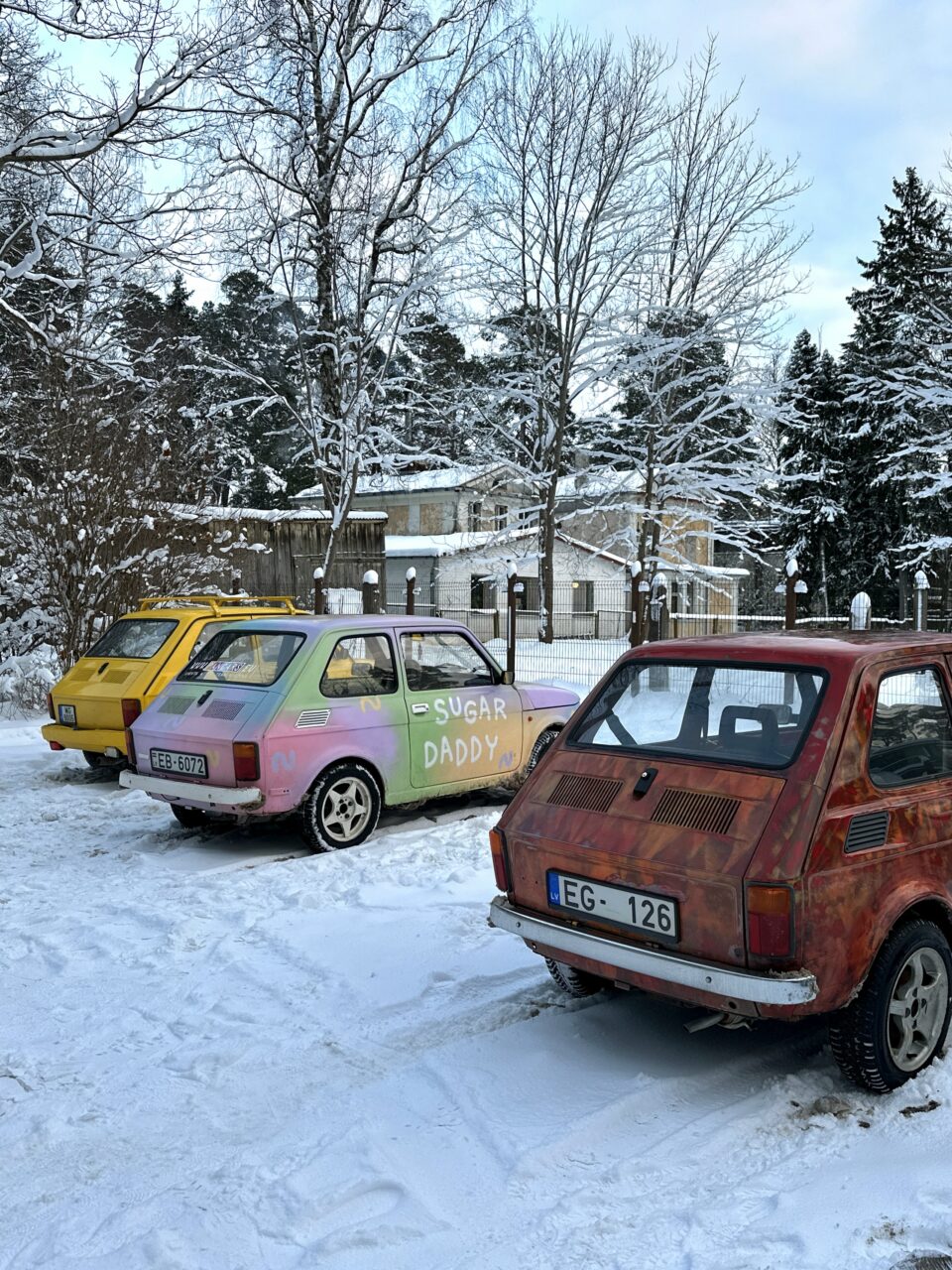 Tre gamle Fiat126 parkert ved siden av hverandre. Foto