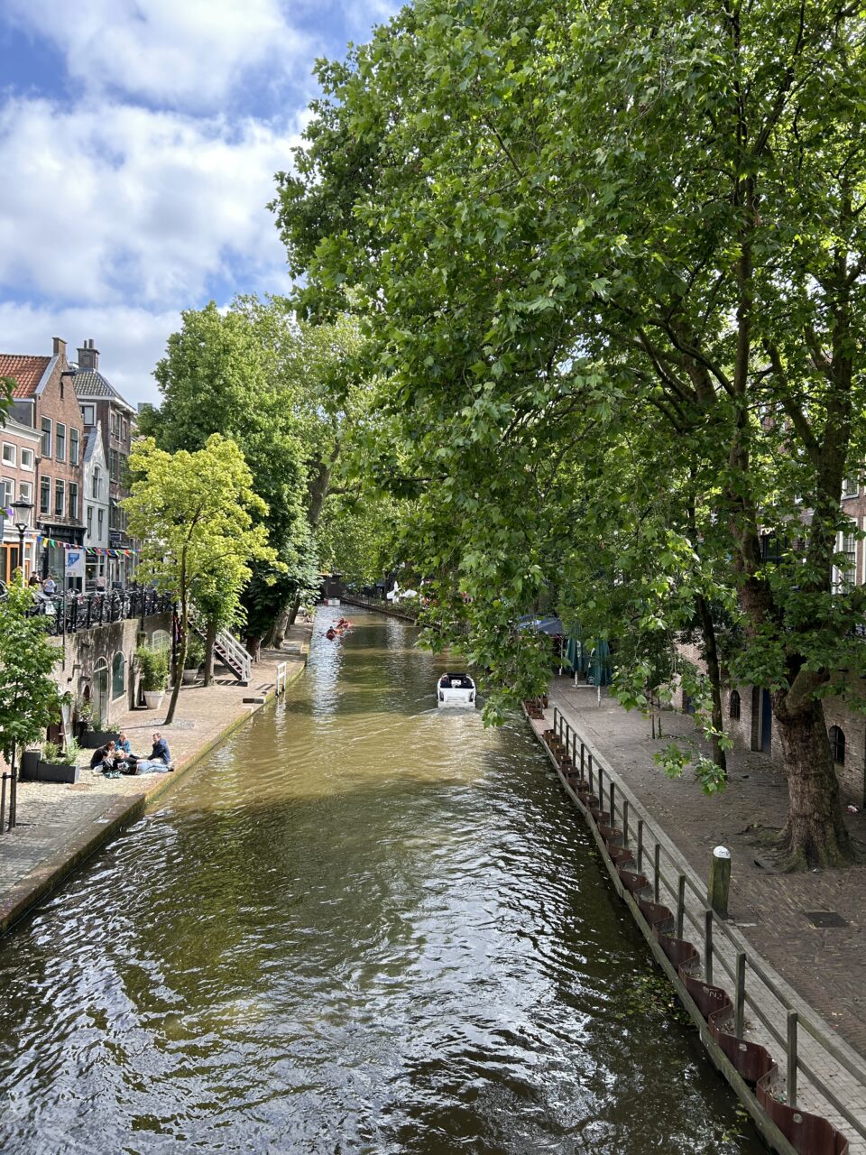 Båt som seiler på kanal. Foto