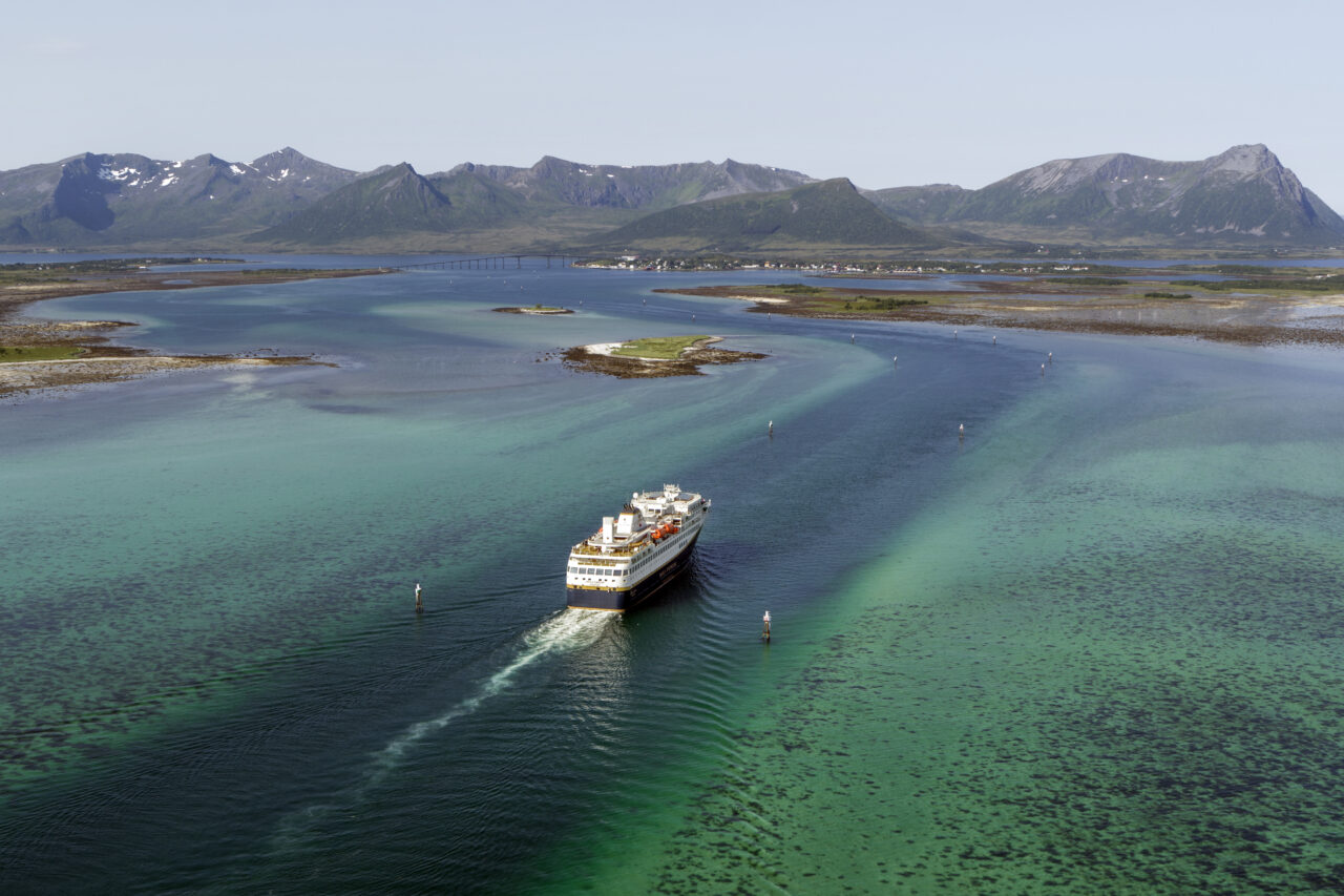 Skip seiler i nordnorsk natur. Foto
