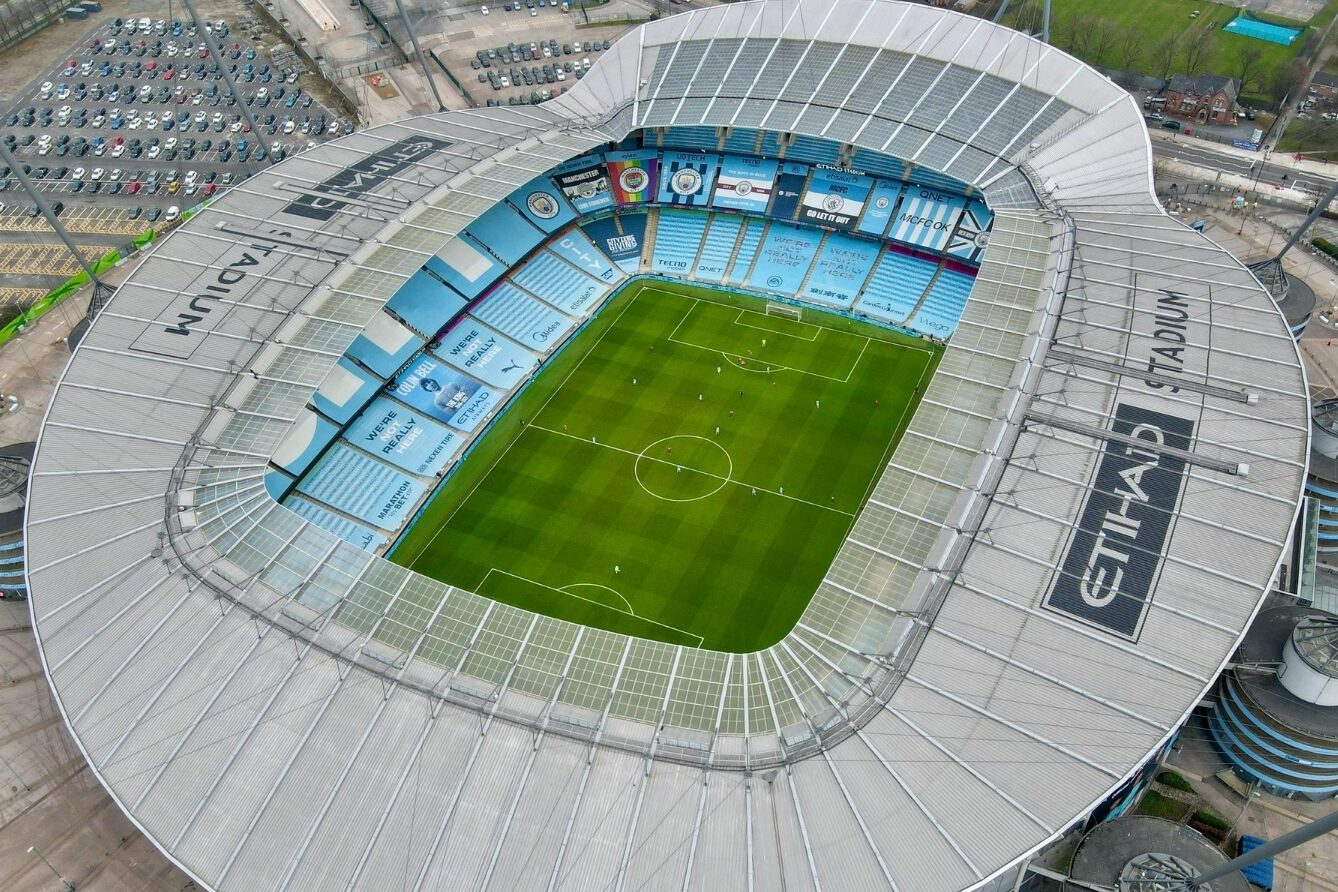 Stor fotballstadion sett fra oven. Foto