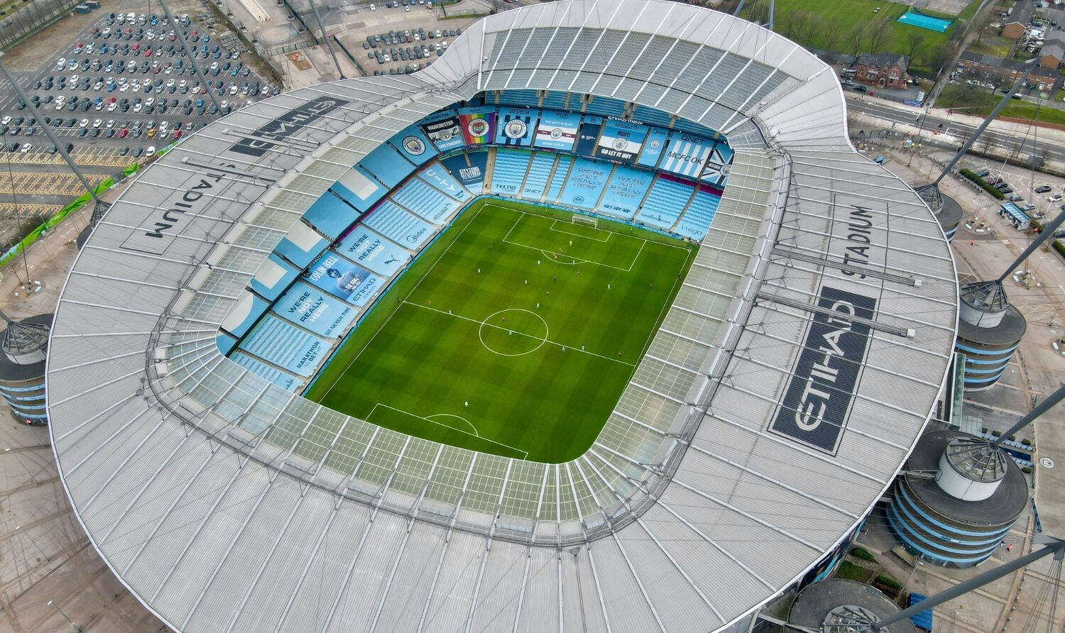 Stor fotballstadion sett fra oven. Foto