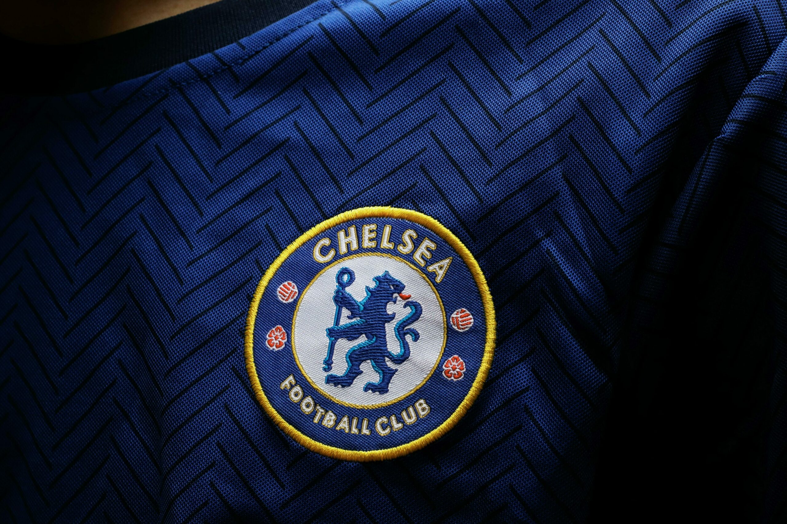 Fotballdrakt med Chelsea-logo på. Foto