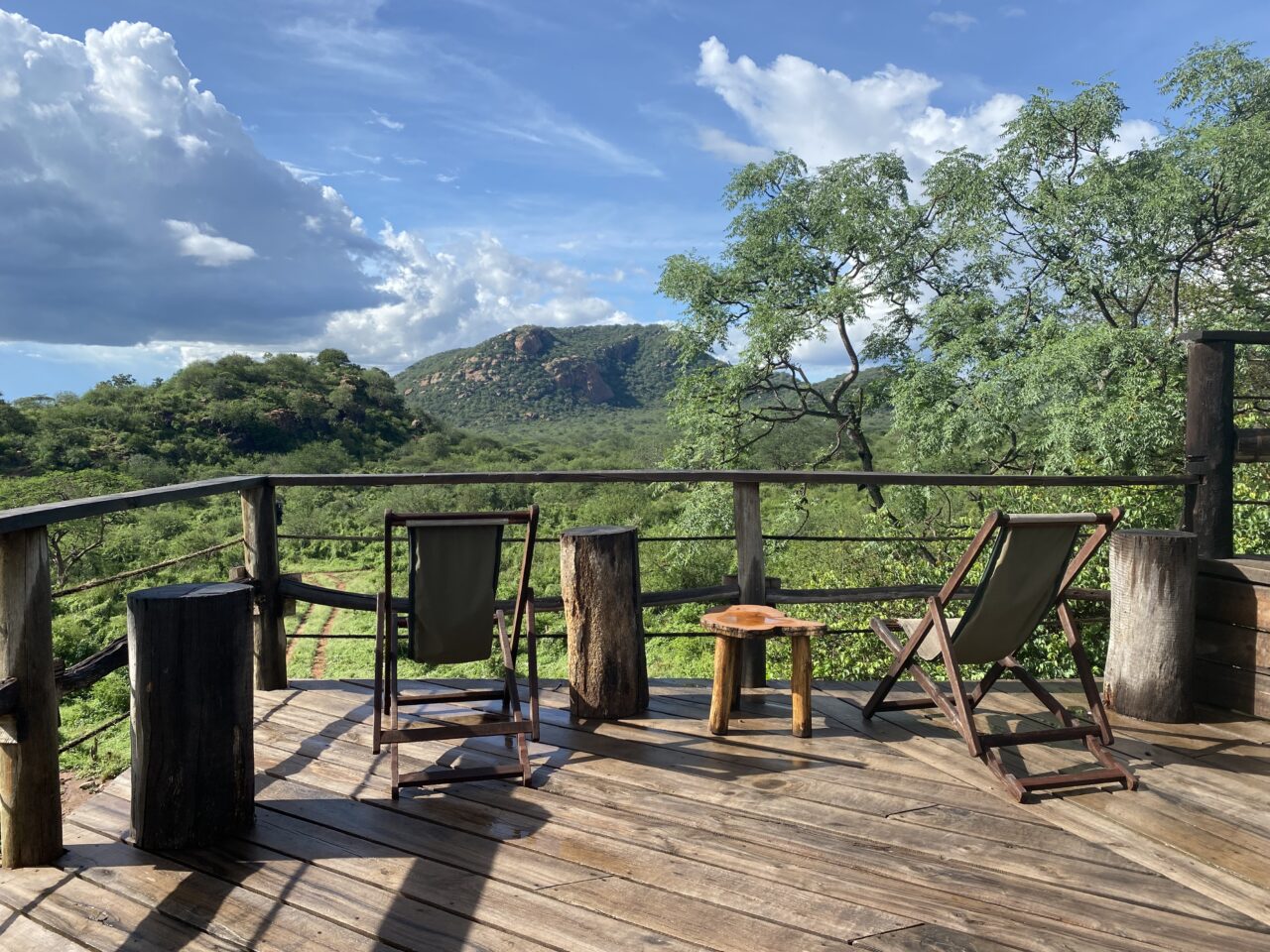 Terrasse med sittemøbler og flott utsikt. Foto