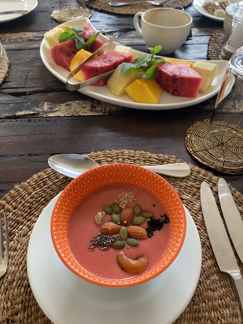 Frisk frukt servert på bord. Foto